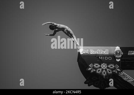 Un subacqueo durante l'immersione a Polignano a Mare durante il Red Bull Cliff Diving 2021 dalla piattaforma lama Monachile il 22 settembre 2021. Red Bull Cliff Diving è arrivato in Puglia, a Polignano a Mare, nel suggestivo scorcio di lama Monachile. Dodici atleti di sesso maschile e dodici di sesso femminile sono saliti da 27 a 21 metri in una spettacolare serie di immersioni competitive. (Foto di Davide Pischettola/NurPhoto) Foto Stock