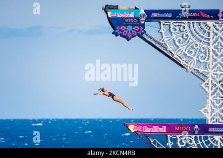 Un subacqueo durante l'immersione a Polignano a Mare durante il Red Bull Cliff Diving 2021 dalla piattaforma lama Monachile il 22 settembre 2021. Red Bull Cliff Diving è arrivato in Puglia, a Polignano a Mare, nel suggestivo scorcio di lama Monachile. Dodici atleti di sesso maschile e dodici di sesso femminile sono saliti da 27 a 21 metri in una spettacolare serie di immersioni competitive. (Foto di Davide Pischettola/NurPhoto) Foto Stock