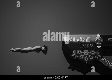 Un subacqueo durante l'immersione a Polignano a Mare durante il Red Bull Cliff Diving 2021 dalla piattaforma lama Monachile il 22 settembre 2021. Red Bull Cliff Diving è arrivato in Puglia, a Polignano a Mare, nel suggestivo scorcio di lama Monachile. Dodici atleti di sesso maschile e dodici di sesso femminile sono saliti da 27 a 21 metri in una spettacolare serie di immersioni competitive. (Foto di Davide Pischettola/NurPhoto) Foto Stock