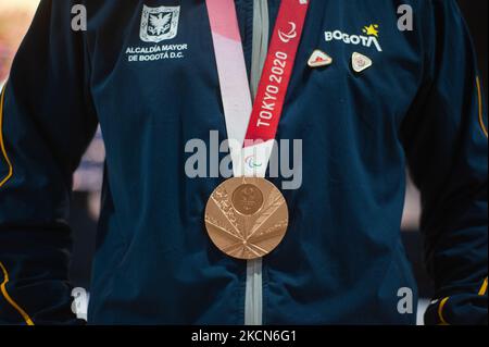 Diego Dueñas, medaglia di bronzo del Paracycling si pone per una foto con la sua medaglia durante un evento di benvenuto agli atleti paralimpici colombiani che hanno partecipato alle Paralimpiche di Tokyo 2020+1, a Bogotà, Colombia, il 21 settembre 2021. (Foto di Sebastian Barros/NurPhoto) Foto Stock