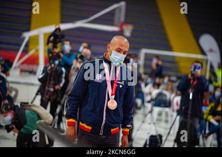 Diego Dueñas, medaglia di bronzo al Paracycling durante un evento di benvenuto agli atleti paralimpici colombiani che hanno partecipato alle Paralimpiche Tokyo 2020+1, a Bogotà, Colombia, il 21 settembre 2021. (Foto di Sebastian Barros/NurPhoto) Foto Stock