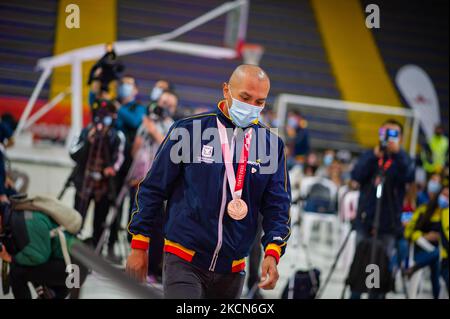 Diego Dueñas, medaglia di bronzo al Paracycling durante un evento di benvenuto agli atleti paralimpici colombiani che hanno partecipato alle Paralimpiche Tokyo 2020+1, a Bogotà, Colombia, il 21 settembre 2021. (Foto di Sebastian Barros/NurPhoto) Foto Stock