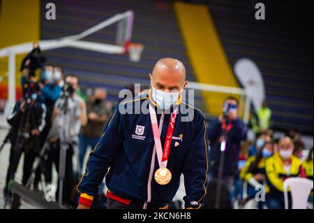 Diego Dueñas, medaglia di bronzo al Paracycling durante un evento di benvenuto agli atleti paralimpici colombiani che hanno partecipato alle Paralimpiche Tokyo 2020+1, a Bogotà, Colombia, il 21 settembre 2021. (Foto di Sebastian Barros/NurPhoto) Foto Stock