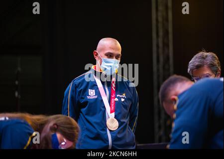 Diego Dueñas, medaglia di bronzo al Paracycling durante un evento di benvenuto agli atleti paralimpici colombiani che hanno partecipato alle Paralimpiche Tokyo 2020+1, a Bogotà, Colombia, il 21 settembre 2021. (Foto di Sebastian Barros/NurPhoto) Foto Stock