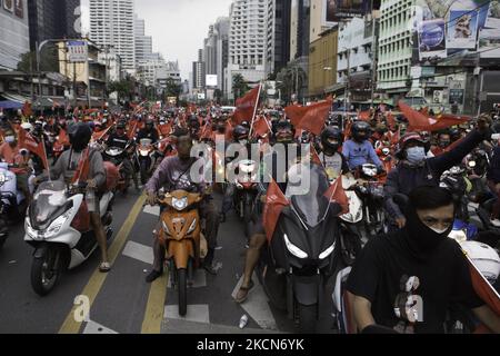 Automobili e motociclette inaugurano un rally anti-colpo di stato e anti-governo all'incrocio di Asoke la domenica. I manifestanti anti anti-governativi a Bangkok, in Thailandia, il 19 settembre 2021, durante una manifestazione per celebrare il 15° anniversario dalla presa di controllo militare del 2006 a Bangkok, il 19 settembre 2021, mentre sollecitano le dimissioni dell'attuale amministrazione per la gestione della crisi del coronavirus Covid-19. (Foto di Atiwat Siltamethanont/NurPhoto) Foto Stock