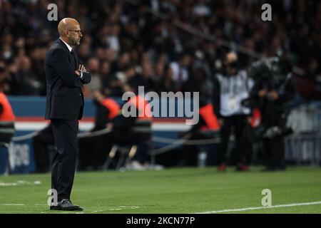 Peter Bosz allenatore capo di Olympique Lyonnais durante la partita Ligue 1 Uber mangia tra Parigi Saint Germain e Lione al Parc des Princes il 19 settembre 2021 a Parigi, Francia. (Foto di Jose Breton/Pics Action/NurPhoto) Foto Stock