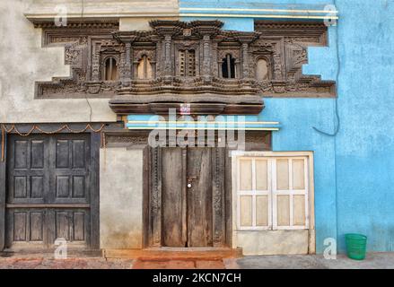 Ornato antico legno diviso tra due case nel villaggio di Kirtipur in Nepal. Questa era un'unica casa, ma era divisa da due faudenti fratelli che separavano la casa in due case. (Foto di Creative Touch Imaging Ltd./NurPhoto) Foto Stock