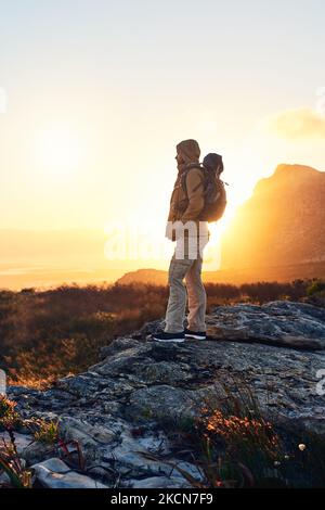 Tutto ciò che volete è dall'altra parte della paura: Un escursionista che guarda la vista sulla cima di una montagna. Foto Stock