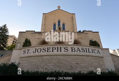 Vista generale della Basilica della Cattedrale di San Giuseppe a Edmonton. La basilica, situata a ovest del centro di Edmonton, è la cattedrale dell'Arcidiocesi cattolica di Edmonton, una delle più grandi chiese di Edmonton. Giovedì, 23 settembre 2021, a Edmonton, Alberta, Canada. (Foto di Artur Widak/NurPhoto) Foto Stock