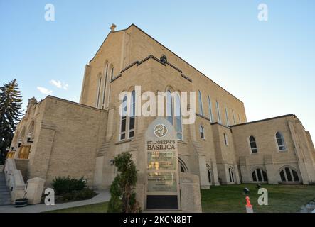 Vista generale della Basilica della Cattedrale di San Giuseppe a Edmonton. La basilica, situata a ovest del centro di Edmonton, è la cattedrale dell'Arcidiocesi cattolica di Edmonton, una delle più grandi chiese di Edmonton. Giovedì, 23 settembre 2021, a Edmonton, Alberta, Canada. (Foto di Artur Widak/NurPhoto) Foto Stock