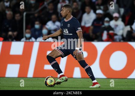 Kylian Mbappe di PSG controlla la palla durante la partita Ligue 1 Uber mangia tra Parigi Saint Germain e Lione al Parc des Princes il 19 settembre 2021 a Parigi, Francia. (Foto di Jose Breton/Pics Action/NurPhoto) Foto Stock