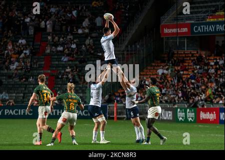 Hong Kong, Cina. 04th Nov 2022. I giocatori uruguayani vincono una line out nella loro partita contro l'Uruguay il primo giorno del torneo di rugby Cathay Pacific/HSBC Hong Kong Seven di Hong Kong.Punteggio finale: Sudafrica - Uruguay: 21-0. L'Hong Kong Sevens ritorna dopo più di due anni di cancellazione a causa delle restrizioni pandemiche in città. Credit: SOPA Images Limited/Alamy Live News Foto Stock