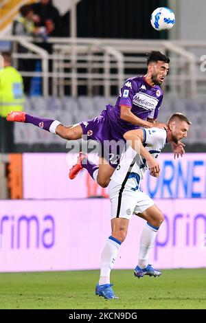 Nicolas Gonzalez (Fiorentina) e Milan Skriniar (Inter) durante la serie calcistica italiana Una partita ACF Fiorentina vs Inter - FC Internazionale il 21 settembre 2021 allo stadio Artemio Franchi di Firenze (Foto di Lisa Guglielmi/LiveMedia/NurPhoto) Foto Stock