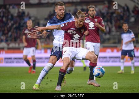 Adam Marusic della SS LazioFelipe Anderson della SS Lazio e Cristian Ansaldi della Torino FC tra Torino FC e SS Lazio allo Stadio Olimpico Grande Torino, a Torino, il 23 settembre 2021 in Italia (Foto di Alberto Gandolfo/NurPhoto) Foto Stock