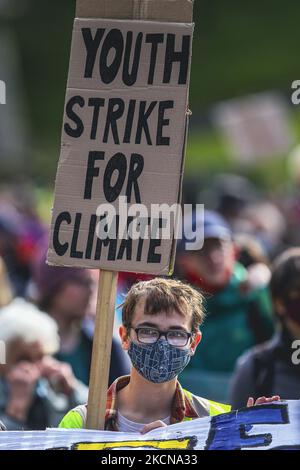 I manifestanti prendono parte a una protesta climatica mentre marciano nel centro della città il 24 settembre 2021 a Glasgow, Scozia. Migliaia di persone in tutto il mondo stanno partecipando allo sciopero globale della gioventù per il clima nel primo vertice sul clima del COP26 che si terrà a Glasgow. (Foto di Ewan Bootman/NurPhoto) Foto Stock