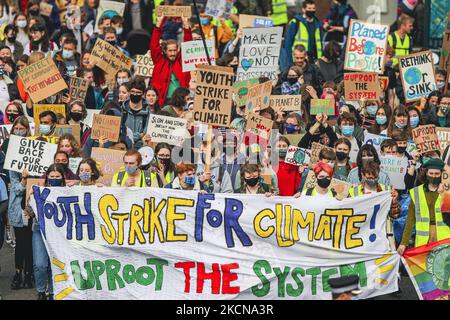 I manifestanti prendono parte a una protesta climatica mentre marciano nel centro della città il 24 settembre 2021 a Glasgow, Scozia. Migliaia di persone in tutto il mondo stanno partecipando allo sciopero globale della gioventù per il clima nel primo vertice sul clima del COP26 che si terrà a Glasgow. (Foto di Ewan Bootman/NurPhoto) Foto Stock