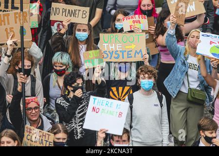 I manifestanti prendono parte a una protesta climatica mentre marciano nel centro della città il 24 settembre 2021 a Glasgow, Scozia. Migliaia di persone in tutto il mondo stanno partecipando allo sciopero globale della gioventù per il clima nel primo vertice sul clima del COP26 che si terrà a Glasgow. (Foto di Ewan Bootman/NurPhoto) Foto Stock