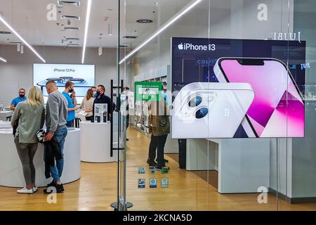 L'annuncio di iPhone 13 viene visualizzato sul negozio iSpot all'interno del centro commerciale Bonarka a Cracovia, Polonia, il 24th settembre 2021. Il lancio globale di iPhone 13 si è svolto oggi insieme a iPhone 13 Mini, iPhone 13 Pro e iPhone 13 Pro Max. (Foto di Beata Zawrzel/NurPhoto) Foto Stock