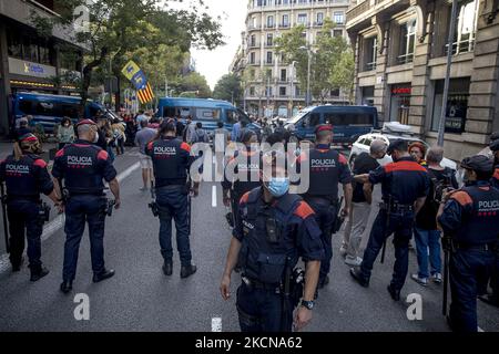 Centinaia di attivisti catalani a favore dell'indipendenza si riuniscono davanti al Consolato generale italiano di Barcellona, condotto dalla polizia, in risposta all'arresto del presidente in esilio e dell'europarlamentare catalano Carles Puigdemont sull'isola di Sardegna, Italia. Il 24 settembre 2021, a Barcellona, Catalogna, Spagna. (Foto di Albert Llop/NurPhoto) Foto Stock
