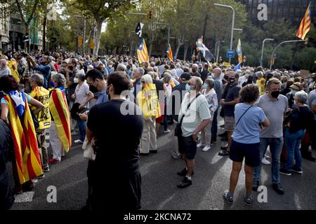 Centinaia di attivisti catalani a favore dell'indipendenza si riuniscono davanti al Consolato generale italiano di Barcellona, condotto dalla polizia, in risposta all'arresto del presidente in esilio e dell'europarlamentare catalano Carles Puigdemont sull'isola di Sardegna, Italia. Il 24 settembre 2021, a Barcellona, Catalogna, Spagna. (Foto di Albert Llop/NurPhoto) Foto Stock