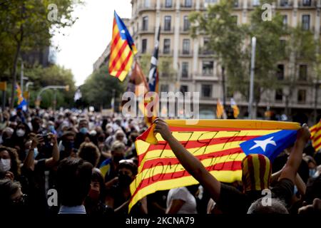 Centinaia di attivisti catalani a favore dell'indipendenza si riuniscono davanti al Consolato generale italiano di Barcellona, condotto dalla polizia, in risposta all'arresto del presidente in esilio e dell'europarlamentare catalano Carles Puigdemont sull'isola di Sardegna, Italia. Il 24 settembre 2021, a Barcellona, Catalogna, Spagna. (Foto di Albert Llop/NurPhoto) Foto Stock