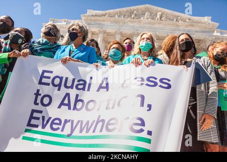 Il Congresso, i membri del Congresso e i sostenitori del Women's Health Protection Act propongono una foto di gruppo durante una conferenza stampa subito dopo il passaggio del disegno di legge alla Camera dei rappresentanti. La legislazione stabilisce una garanzia federale del diritto di cercare un aborto. Codificherebbe efficacemente la decisione della Corte Suprema Roe contro Wade del 1973 secondo cui le donne hanno il diritto di accedere all’aborto, evitando l’inversione ampiamente attesa di tale decisione in un caso imminente che implichi limiti all’aborto nello stato di Mississispi. Da sinistra a destra, prima fila: Congressman al Green (D-TX); Congresswome Foto Stock