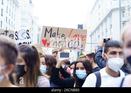 Gli studenti si riuniscono con i banner sulla Gran Vía durante una dimostrazione sul riscaldamento globale e il cambiamento climatico a Madrid, in Spagna, il 24 settembre 2021. (Foto di Oscar Gonzalez/NurPhoto) Foto Stock