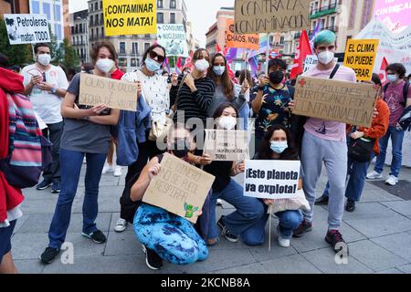 Gli studenti si riuniscono con i banner sulla Gran Vía durante una dimostrazione sul riscaldamento globale e il cambiamento climatico a Madrid, in Spagna, il 24 settembre 2021. (Foto di Oscar Gonzalez/NurPhoto) Foto Stock