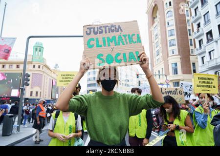 Gli studenti si riuniscono con i banner sulla Gran Vía durante una dimostrazione sul riscaldamento globale e il cambiamento climatico a Madrid, in Spagna, il 24 settembre 2021. (Foto di Oscar Gonzalez/NurPhoto) Foto Stock