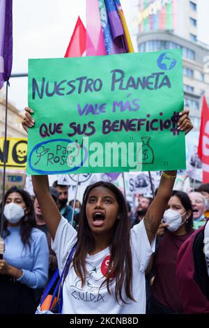 Gli studenti si riuniscono con i banner sulla Gran Vía durante una dimostrazione sul riscaldamento globale e il cambiamento climatico a Madrid, in Spagna, il 24 settembre 2021. (Foto di Oscar Gonzalez/NurPhoto) Foto Stock