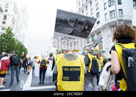 Gli studenti si riuniscono con i banner sulla Gran Vía durante una dimostrazione sul riscaldamento globale e il cambiamento climatico a Madrid, in Spagna, il 24 settembre 2021. (Foto di Oscar Gonzalez/NurPhoto) Foto Stock