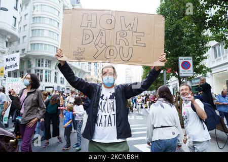 Gli studenti si riuniscono con i banner sulla Gran Vía durante una dimostrazione sul riscaldamento globale e il cambiamento climatico a Madrid, in Spagna, il 24 settembre 2021. (Foto di Oscar Gonzalez/NurPhoto) Foto Stock