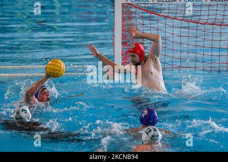 GARCIA TERRON Pol Terrassa) e JUNG Dawid (AZS) durante la LEN Cup - Champions League waterpolo match AZS UW Waterpolo Varsavia (POL) vs CN Terrassa (ESP) il 24 settembre 2021 presso le piscine Zanelli di Savona (Foto di Danilo Vigo/LiveMedia/NurPhoto) Foto Stock