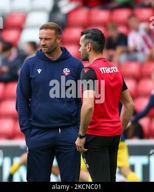 Ian Evatt, direttore di Bolton Wanderers, guarda il suo lato scaldarsi durante la partita della Sky Bet League 1 tra Sunderland e Bolton Wanderers allo Stadio di Light, Sunderland sabato 25th settembre 2021. (Foto di Michael driver/MI News/NurPhoto) Foto Stock