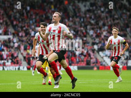 Carl Winchester di Sunderland celebra il suo obiettivo durante la partita della Sky Bet League 1 tra Sunderland e Bolton Wanderers allo Stadio di luce di Sunderland sabato 25th settembre 2021. (Foto di Michael driver/MI News/NurPhoto) Foto Stock