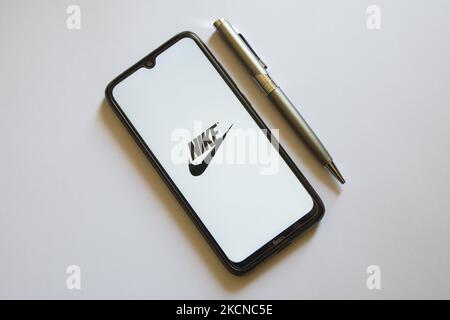 In questa foto, il logo Nike viene visualizzato sullo schermo di uno smartphone e una matita ad Atene, in Grecia, il 25 settembre 2021. (Foto di Nikolas Kokovlis/NurPhoto) Foto Stock