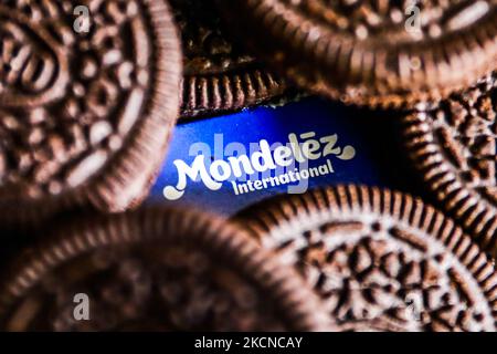 Il logo Mondelez International e i cookie Oreo sono visti in questa foto di illustrazione scattata a Cracovia il 25 settembre 2021. (Foto di Jakub Porzycki/NurPhoto) Foto Stock