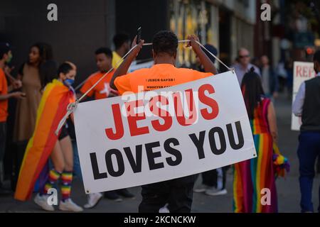 I membri di oltre LGBTQ2S sostenitori locali e alleati si riuniscono al Pride Corner su Whyte Avenue e Gateway Boulevard a Edmonton per contrastare i predicatori di strada protestanti dai Rhema Faith Ministries Edmonton Church Canada. Nel mese di luglio, è stata presentata una petizione speciale che invita la città vecchia di Strathcon e la città di Edmonton a designare permanentemente il sito come 'Pride Corner' per garantire LGBTQ + giovani, in particolare coloro che sperimentano senzatetto, sentirsi al sicuro e Benvenuto. Venerdì 24 settembre 2021, in Ehyte Avenue, Edmonton, Alberta, Canada. (Foto di Artur Widak/NurPhoto) Foto Stock