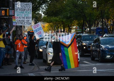 I membri di oltre LGBTQ2S sostenitori locali e alleati si riuniscono al Pride Corner su Whyte Avenue e Gateway Boulevard a Edmonton per contrastare i predicatori di strada protestanti dai Rhema Faith Ministries Edmonton Church Canada. Nel mese di luglio, è stata presentata una petizione speciale che invita la città vecchia di Strathcon e la città di Edmonton a designare permanentemente il sito come 'Pride Corner' per garantire LGBTQ + giovani, in particolare coloro che sperimentano senzatetto, sentirsi al sicuro e Benvenuto. Venerdì 24 settembre 2021, in Ehyte Avenue, Edmonton, Alberta, Canada. (Foto di Artur Widak/NurPhoto) Foto Stock