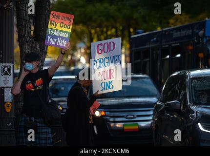 I membri di oltre LGBTQ2S sostenitori locali e alleati si riuniscono al Pride Corner su Whyte Avenue e Gateway Boulevard a Edmonton per contrastare i predicatori di strada protestanti dai Rhema Faith Ministries Edmonton Church Canada. Nel mese di luglio, è stata presentata una petizione speciale che invita la città vecchia di Strathcon e la città di Edmonton a designare permanentemente il sito come 'Pride Corner' per garantire LGBTQ + giovani, in particolare coloro che sperimentano senzatetto, sentirsi al sicuro e Benvenuto. Venerdì 24 settembre 2021, in Ehyte Avenue, Edmonton, Alberta, Canada. (Foto di Artur Widak/NurPhoto) Foto Stock