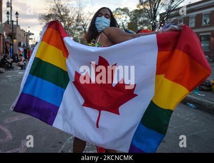 I membri di oltre LGBTQ2S sostenitori locali e alleati si riuniscono al Pride Corner su Whyte Avenue e Gateway Boulevard a Edmonton per contrastare i predicatori di strada protestanti dai Rhema Faith Ministries Edmonton Church Canada. Nel mese di luglio, è stata presentata una petizione speciale che invita la città vecchia di Strathcon e la città di Edmonton a designare permanentemente il sito come 'Pride Corner' per garantire LGBTQ + giovani, in particolare coloro che sperimentano senzatetto, sentirsi al sicuro e Benvenuto. Venerdì 24 settembre 2021, in Ehyte Avenue, Edmonton, Alberta, Canada. (Foto di Artur Widak/NurPhoto) Foto Stock