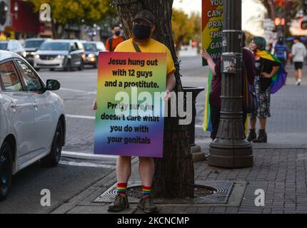 I membri di oltre LGBTQ2S sostenitori locali e alleati si riuniscono al Pride Corner su Whyte Avenue e Gateway Boulevard a Edmonton per contrastare i predicatori di strada protestanti dai Rhema Faith Ministries Edmonton Church Canada. Nel mese di luglio, è stata presentata una petizione speciale che invita la città vecchia di Strathcon e la città di Edmonton a designare permanentemente il sito come 'Pride Corner' per garantire LGBTQ + giovani, in particolare coloro che sperimentano senzatetto, sentirsi al sicuro e Benvenuto. Venerdì 24 settembre 2021, in Ehyte Avenue, Edmonton, Alberta, Canada. (Foto di Artur Widak/NurPhoto) Foto Stock