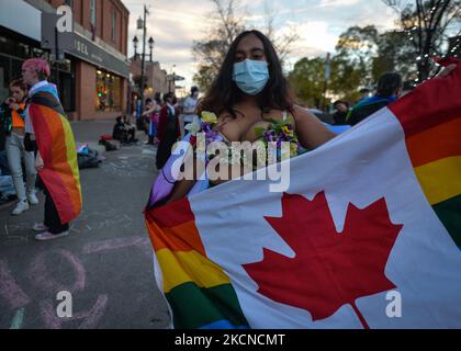 I membri di oltre LGBTQ2S sostenitori locali e alleati si riuniscono al Pride Corner su Whyte Avenue e Gateway Boulevard a Edmonton per contrastare i predicatori di strada protestanti dai Rhema Faith Ministries Edmonton Church Canada. Nel mese di luglio, è stata presentata una petizione speciale che invita la città vecchia di Strathcon e la città di Edmonton a designare permanentemente il sito come 'Pride Corner' per garantire LGBTQ + giovani, in particolare coloro che sperimentano senzatetto, sentirsi al sicuro e Benvenuto. Venerdì 24 settembre 2021, in Ehyte Avenue, Edmonton, Alberta, Canada. (Foto di Artur Widak/NurPhoto) Foto Stock