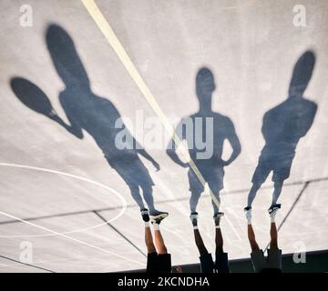 Basket, scarpe e silhouette di squadra capovolta su un campo da basket allenamento per il gioco o la competizione. Fitness, sport e l'ombra del basket Foto Stock