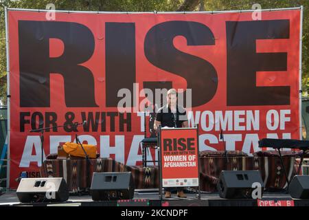 L'attore Dylan McDermott parla alla folla di attivisti per porre fine alla violenza contro le donne all'ascesa e con il rally delle donne dell'Afghanistan al West Hollywood Park di Los Angeles, California, sabato 25 settembre 2021. Gli attivisti guidati da un miliardo Rising hanno marciato da Sunset Blvd al parco dove gli oratori hanno toccato la crisi dei diritti umani in Afghanistan causata dall'intervento e dal ritiro degli Stati Uniti e dall'acquisizione del paese da parte dei talebani. (Foto di Adam J. Dewey/NurPhoto) Foto Stock