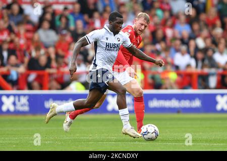 Sheyi Ojo di Millwall batte con Joe Worrall della foresta di Nottingham durante la partita del campionato Sky Bet tra la foresta di Nottingham e Millwall presso il City Ground di Nottingham, Regno Unito, il 25th settembre 2021. (Foto di Jon Hobley/MI News/NurPhoto) Foto Stock