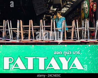 Il governo thailandese ha spinto indietro i piani per riaprire Pattaya e altre grandi città del paese a viaggiare internazionali, alla luce del tasso di emergenza e di vaccinazione in corso Covid che non sono al di sotto dell'obiettivo. La città di Pattaya, a breve distanza in auto da Bangkok e famosa per la sua vivace vita notturna, è stata una delle più colpite dalle misure anti-Covid messe in atto dal governo tailandese per contenere l'epidemia. Il 25 settembre 2021, a Pattaya, Thailandia. (Foto di Thomas De Cian/NurPhoto) Foto Stock