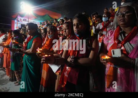 I devoti eseguono il rituale serale 'Aarti' sulle rive del fiume Yamuna a Nuova Delhi, India, il 26 settembre 2021. (Foto di Mayank Makhija/NurPhoto) Foto Stock