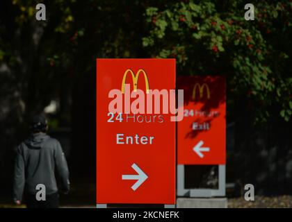 Logo di McDonald's all'esterno di un ristorante a Edmonton. Sabato, 25 settembre 2021, a Edmonton, Alberta, Canada. (Foto di Artur Widak/NurPhoto) Foto Stock