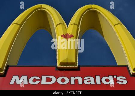 Logo del ristorante McDonald's a Edmonton. Sabato, 25 settembre 2021, a Edmonton, Alberta, Canada. (Foto di Artur Widak/NurPhoto) Foto Stock